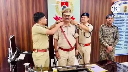 आदित्यपुर गम्हरिया: इंस्पेक्टर अजय कुमार डीएसपी पद पर हुए पदोन्नत, सरायकेला एसपी ने बैज लगाकर किया सम्मानित