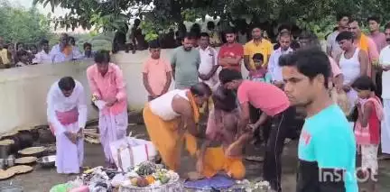 मसलिया: गुमरो गांव में राजपरिवार द्वारा विधि-विधान से की गई बाबा दुबे पूजा