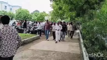 ગઢડા: મામલતદાર કચેરી તેમજ પોલીસ સ્ટેશન ખાતે પત્રકાર દ્વારા કરેલ અભદ્ર ટીપ્પણી બાબતે કાઠી સમાજ દ્વારા આવેદનપત્ર પાઠવ્યું