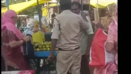 मऊगंज: मऊगंज बस स्टैंड पर नशे में धुत पुलिस आरक्षक का फल विक्रेताओं से पैसा मांगने का वीडियो वायरल