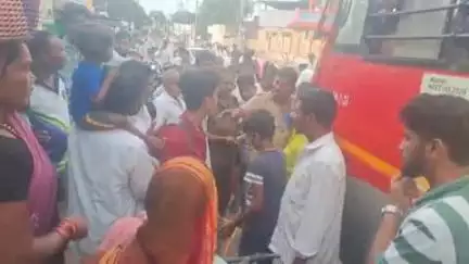 ಗುಳೇದಗುಡ್ಡ: ಪಟ್ಟಣದ ಪವಾರ್ ಕ್ರಾಸ್ ಹತ್ತಿರ ಬಸ್ ಗಾಲಿಗೆ ಸಿಲುಕಿಕೊಂಡ ಸೈಕಲ್, ಸ್ವಲ್ಪದರಲ್ಲಿ ಬಚಾವ್ ಆದ ಬಾಲಕ, ಜಕಂಗೊಂಡ ಸೈಕಲ್