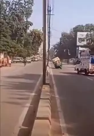 ग्वालियर गिर्द: ग्वालियर में ऑटो चालक का स्टंट करते हुए वीडियो वायरल