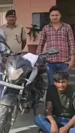 कोटकासिम: कोटकासिम पुलिस ने शातिर जेबकतरे उमाशंकर बावरिया को गिरफ्तार किया, लूटे गए एक लाख रुपए और बाइक बरामद