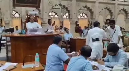 ग्वालियर गिर्द: ग्वालियर नगर निगम परिषद में सड़क, सीवर और पानी की समस्या को लेकर हंगामा