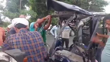 सिवान: अम्लोरी के पास स्कॉर्पियो और ऑटो की टक्कर में तीन लोग गंभीर रूप से घायल