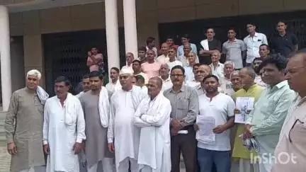 बागपत: दिल्ली-देहरादून इकोनामिक कॉरिडोर में मुआवजे की मांग को लेकर 27 गांव के किसान डीएम से मिले