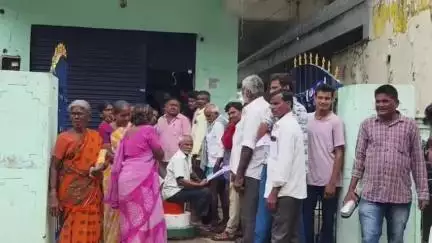 ములుగు: జిల్లా కేంద్రంలో ప్రాథమిక వ్యవసాయ సహకార సంఘం కార్యాలయం వద్ద రైతుల సమస్యలు అడిగి తెలుసుకున్న పెద్ది సుదర్శన్ రెడ్డి