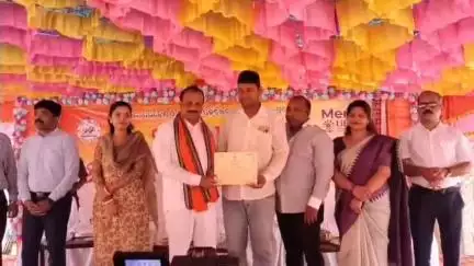 ବରଗଡ: ବରଗଡ଼ ବିଧାୟକ ଝାଙ୍କରପାଲି ଠାରେ ଅନୁଷ୍ଠିତ ଜିଲ୍ଲା ସ୍ତରୀୟ ବନ ମହୋତ୍ସବ କାର୍ଯ୍ୟକ୍ରମରେ କଲେ ଯୋଗଦାନ