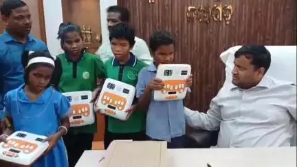 ନୟାଗଡ: ଜିଲ୍ଲାପାଳଙ୍କ କାର୍ଯ୍ୟାଳୟ ପରିସରରେ ଜିଲ୍ଲାର ଚାରି ଦିବ୍ୟାଙ୍ଗ ପିଲାଙ୍କୁ ସ୍ମାର୍ଟ ମେସିନ ବଣ୍ଟନ, ପ୍ରତିକ୍ରିୟା ରଖିଲେ ଜିଲ୍ଲାପାଳ