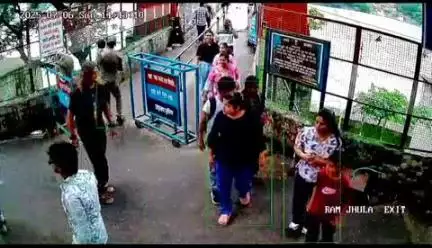 ऋषिकेश: राम झूला पुल पर 3 साल की बच्ची अकेले घूम रही थी, पुलिस ने परिजनों से मिलवाया, सतर्कता से बची बच्ची