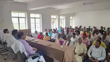 खड़गपुर: अनुमंडल सभागार में डीलरों की बैठक, एसडीएम ने मतदाता पुनरीक्षण को लेकर दिए निर्देश