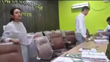 खगड़िया: प्रखंड सभा पहुंचे डीएम, बीएलओ से कार्य की जानकारी ली