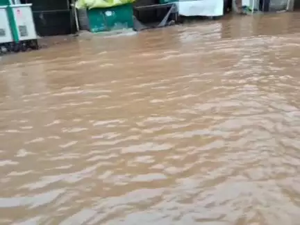रायपुर: रायपुर की सड़के तालाब में तब्दील, निगम के तमाम दावे फेल, मोती बाग चौक की सड़कों में घुटनों तक भरा पानी