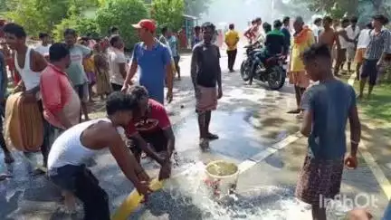 अंधराठाढ़ी: मरुकिया गांव के कबीर चौक पर आग लगने से दो परिवारों का घर जला, लगभग पांच लाख की संपत्ति का नुकसान
