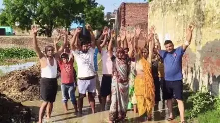 अतरौली: सिहावली गांव में जलभराव की समस्या को लेकर ग्रामीणों ने प्रधान के खिलाफ हाथ उठाकर किया विरोध प्रदर्शन #jansamasya