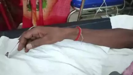 पन्ना: महगवां में सो रहे मजदूर को जहरीले सांप ने डसा, परिजनों ने सांप को कैद कर 3 घंटे झाड़फूंक करवाई