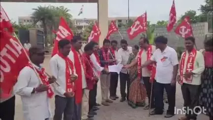 కొత్తగూడెం: 10 గంటల పని దినం జీవో ను రద్దు చేయాలంటూ కార్మిక సంఘాల ఆధ్వర్యంలో కలెక్టరేట్ వద్ద ధర్నా