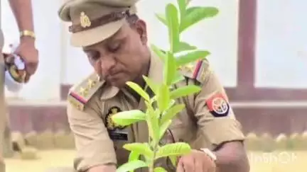 सलोन: डीह थाना परिसर में थानाध्यक्ष ने किया वृक्षारोपण, पर्यावरण सुरक्षित करने के लिए लोगों से की अपील