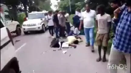 कायमगंज: गांव फैजबाग के पास कायमगंज रोड पर पिकअप की टक्कर से बाइक सवार 2 लोग घायल, सीएचसी में कराया गया भर्ती