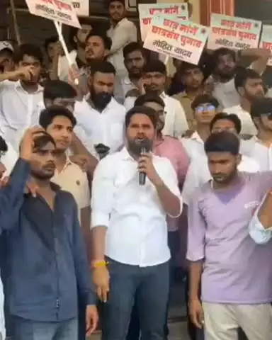 जयपुर: जेएलएन मार्ग स्थित राजस्थान विश्वविद्यालय में छात्र संघ चुनाव की मांग को लेकर किया गया आंदोलन