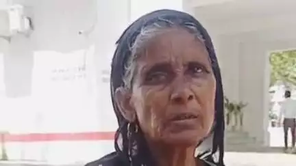 बहराइच: ताज खुदाई क्षेत्र की निवासी महिला ने जिलाधिकारी कार्यालय में दिव्यांग बेटे का आयुष्मान कार्ड बनाने की की मांग