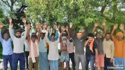 लालगंज: नहर नहीं खोले जाने से आक्रोशित किसानों ने दिघिया बंदी पर प्रदर्शन कर नहर खोले जाने की मांग की