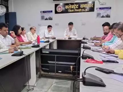 निवाड़ी: निवाड़ी कलेक्टर लोकेश जांगिड़ ने कलेक्ट्रेट कार्यालय में राजस्व अधिकारियों को दिए निर्देश