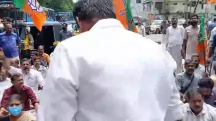 തൃശൂർ: ബിജെപി തൃശ്ശൂർ സിറ്റി ജില്ലാ കമ്മിറ്റിയുടെ നേതൃത്വത്തിൽ തൃശ്ശൂർ ജില്ലാ ആശുപത്രിയിലേക്ക് പ്രതിഷേധം സംഘടിപ്പിച്ചു