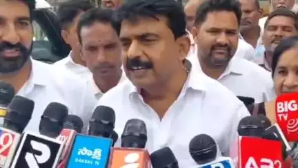 సత్తెనపల్లి పోలీస్ స్టేషన్లో విచారణకు హజరైన వైసిపి మాజీ మంత్రి పేర్ని నాని
