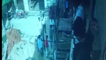 दतिया नगर: गांधी रोड तिगेलिया पर शासकीय जमीन पर निर्माण रोकने पर विकलांग युवक की पिटाई, अवैध निर्माण का वीडियो आया सामने