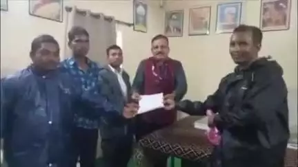 चिचोली: चुनागोसाई के पालकों ने तहसीलदार और शिक्षा अधिकारी को सौंपा ज्ञापन, बच्चे 1 वर्ष से बिना शिक्षक के कर रहे पढ़ाई