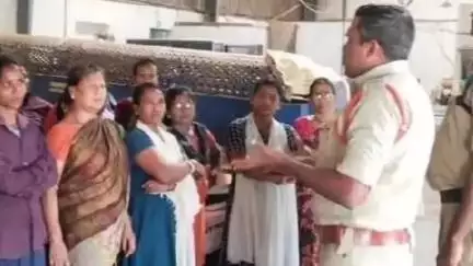 శ్రీకాకుళం: టెక్కలిలోని జీడి పరిశ్రమ కార్మికులకు మహిళా రక్షణ చట్టాలపై టెక్కలి పోలీసులు అవగాహన