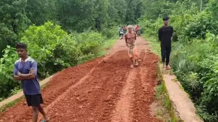 ଅନୁଗୋଳ: ନୁଗୁଡ଼ା ଗାଁକୁ ରାସ୍ତା ମରାମତି କଲା ପାଳଲହଡା ପ୍ରଶାସନ