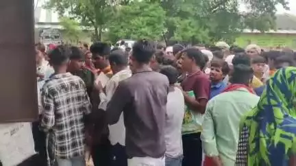 खरगौन: उमरखली रोड स्थित खाद गोदाम पर किसानों का चक्काजाम, चार दिन से खाद नहीं मिली