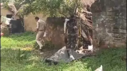 কাটোয়া ১: রাজোয়ার বোমা বিস্ফোরণ ঘটনাস্থলে মিলল মানব দেহের পোড়া অংশ, বুড়ো আঙ্গুলের টুকরো, এখনো আতঙ্কিত এলাকাবাসী