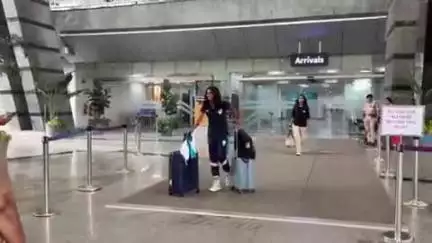 കാസര്‍ഗോഡ്: അഭിമാന നിറവിൽ ബങ്കളം, ദേശീയ വനിത ഫുട്ബോൾ താരം മാളവികയ്ക്ക് മംഗളൂരു വിമാനത്താവളത്തിൽ വരവേൽപ്പ്