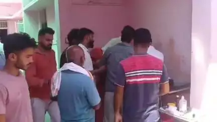 कसिया: माधोपुर में फोरलेन पर गलत दिशा से आ रहे ट्रक की टक्कर से बाइक सवार हुआ घायल, हालत गंभीर