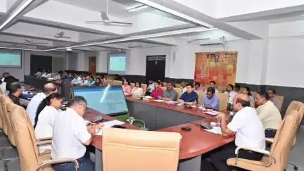 रतलाम नगर: कलेक्टर ने कहा, सीएम हेल्पलाइन की शिकायतों का संतुष्टिपूर्वक निराकरण करें