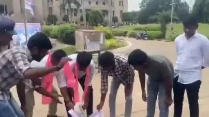 హిమాయత్ నగర్: ఉస్మానియా యూనివర్సిటీలోని ఆర్ట్స్ కళాశాల వద్ద ఆంధ్రజ్యోతి పత్రికను తగలబెట్టి నిరసన తెలిపిన బీఆర్ఎస్వీ నాయకులు