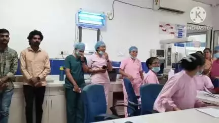 आगर: जिला अस्पताल के NICU में नवजात की अदला-बदली का मामला: स्टाफ नर्स ने कहा- मंजू के नाम की आवाज लगाई, आफरीन बच्चा ले गई