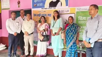 महेशपुर: सेंट्रल टीम के दो सदस्यों ने महेशपुर जेएसएफसी चावल गोदाम, लैंप्स व तीन जन वितरण प्रणाली दुकानों का निरीक्षण किया