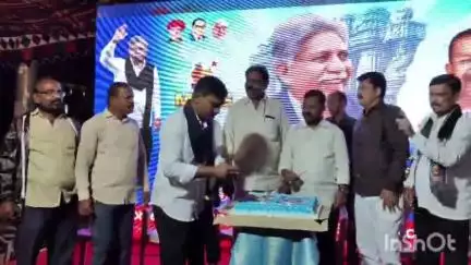 వరంగల్ జిల్లాకు చెందిన ఎమ్మార్పీఎస్ నేత మందకృష్ణ మాదిగ ఎమ్మార్పీఎస్ 32 ఆవిర్భావ దినోత్సవ సందర్భంగా కేక్ కట్ చేశారు .