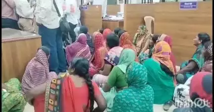 लातूर: प्रहार जनशक्ती पक्षाने वलांडीतील देशी दारू दुकान बंद करण्यासाठी उत्पादन शुल्क कार्यालयात महिलांचा ठिय्या #jansamasya