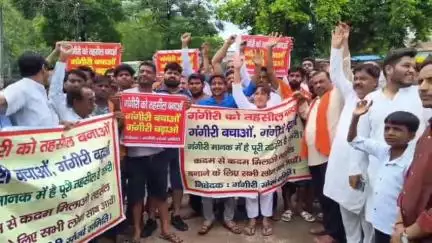 अतरौली: छर्रा और अकराबाद के बाद अब गंगीरी को तहसील बनाने की मांग उठी, बाजार बंद कर निकाली गई जन आक्रोश रैली