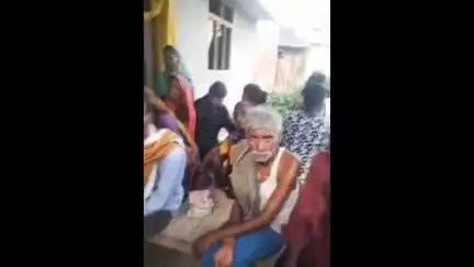हाटा: सुकरौली में कोटेदार ने राशन के बजाय बालू तौल लगवाने का किया आरोप, वीडियो हुआ वायरल