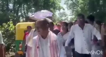 মৰিগাঁও: চোৰাতবড়ি পৰা কেঁকুৰাজানলৈ যোৱা এটি পথ শুভ উন্মোচন কৰে বিধায়ক ৰমাকান্ত দেউৰীয়ে