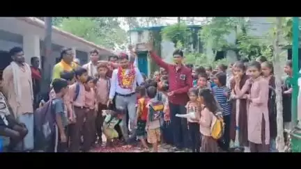 बबेरू: कुचौली गांव के उच्च प्राथमिक विद्यालय कंपोजिट के शिक्षक के तबादले पर ग्रामीणों और छात्रों ने दी भावभीनी विदाई