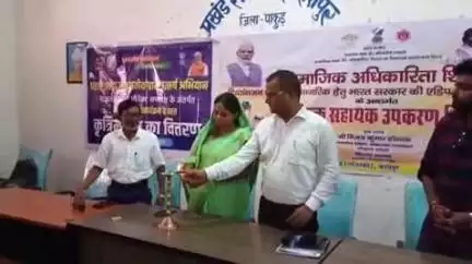 महेशपुर: प्रखंड कार्यालय परिसर में सैकड़ों दिव्यांगजनों को ट्राई साइकिल सहित कई उपकरण वितरित