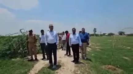 फर्रुखाबाद: मोहम्मदाबाद ब्लाक क्षेत्र के ग्राम पुत्री में होने वाले पाली वृक्षारोपण की तैयारी का डीएम ने किया स्थलीय निरीक्षण