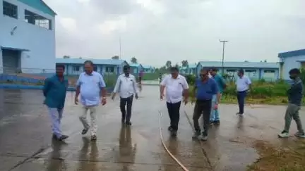 লাভপুর: শেখমপুরে সম্প্রসারিত হতে চলেছে হাঁসের খামার, প্রাণিসম্পদ উন্নয়ন দপ্তরের রাজ্য ও জেলার আধিকারিকরা ঘুরে দেখলেন স্থানটি